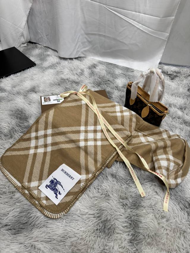 New scarf, Burberry. Original beautiful item, classic explosive item, returns to the forefront. Burberry's new imported Nepalese cashmere top embroidery scarf is definitely a screaming quality fashion brand's top design Essential high-end products fo