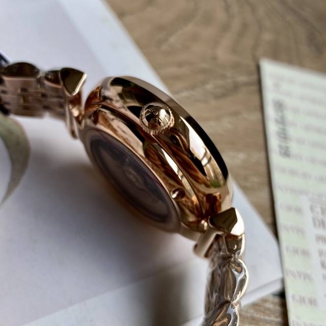 Armani mechanical women's watch has arrived!! Classic and minimalist Italian style, with a transparent heart on the exposed movement, 316 stainless steel strap, original mineral crystal mirror with 30 meter waterproof buckle, fully manual winding mec