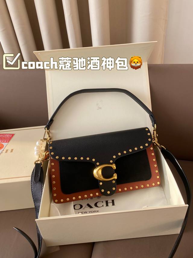 The color matching of Coach Coach's Wine God Bag this time is simply a fairy color scheme! High in appearance and versatile, suitable for both handheld and crossbody use, this is the Coach Wine God! Cute and able to pretend! Handheld crossbody looks