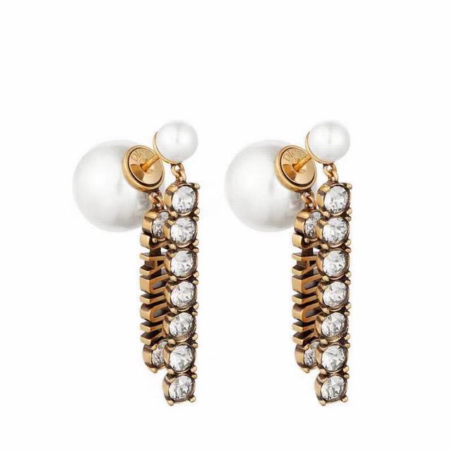 Beautiful Xia Xia D Ao new pearl earrings elegant temperament earrings hot selling 925 pure silver needle luxury ear suspension essential for goddesses super face slimming and one heart dynamic style to earn a high return rate