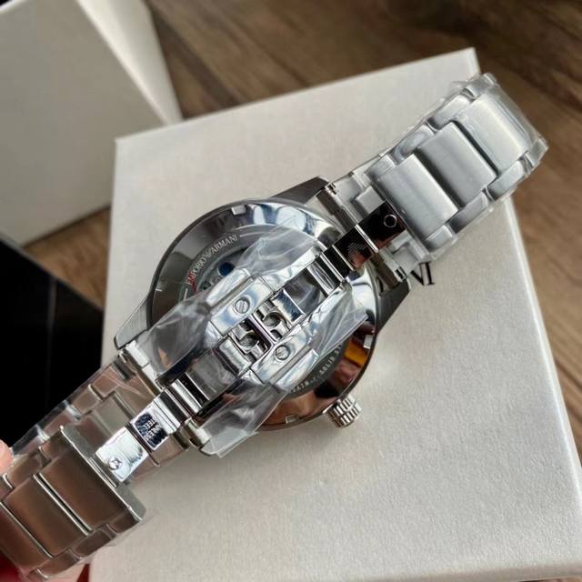 Armani ar60052 silver hollowed out diamond inlaid perspective automatic mechanical watch! Hollow perspective window, with texture pointers and sharp lines that leap into the hand! The blue dial paired with a 316 steel strap bracelet is grand and beau