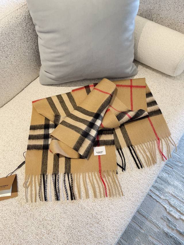 Gift box+5 Burberry plaid scarf is really amazing! Fashionable, unique, and warm with a perfect concave design to create an atmosphere. Don't miss out if you love personalized fashion! 100% sheep wool soft touch