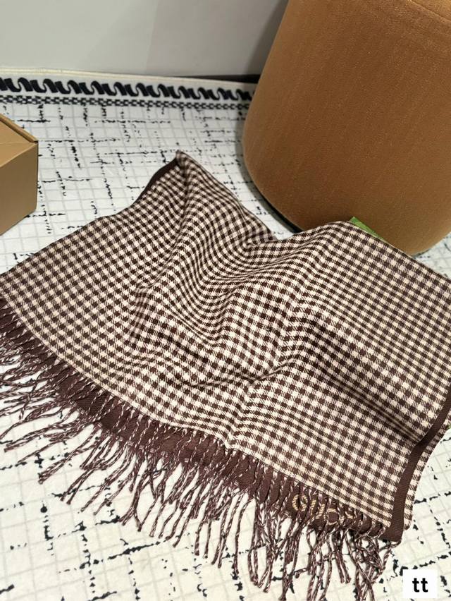 Comes with a gift box The most gentle color scheme of Gucci scarf is a cashmere scarf with a great atmosphere. Don't you want to order such a beautiful scarf now