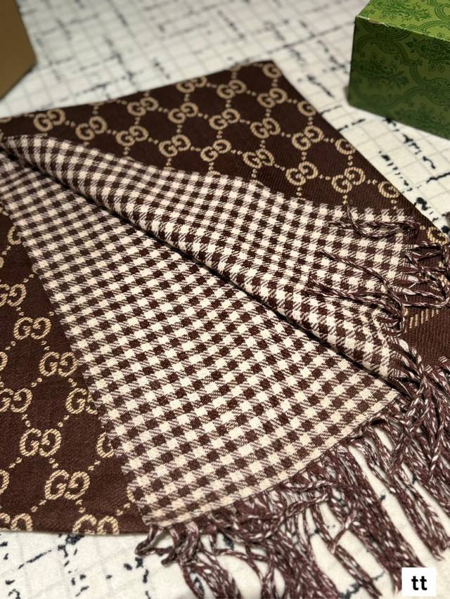 Comes with a gift box The most gentle color scheme of Gucci scarf is a cashmere scarf with a great atmosphere. Don't you want to order such a beautiful scarf now