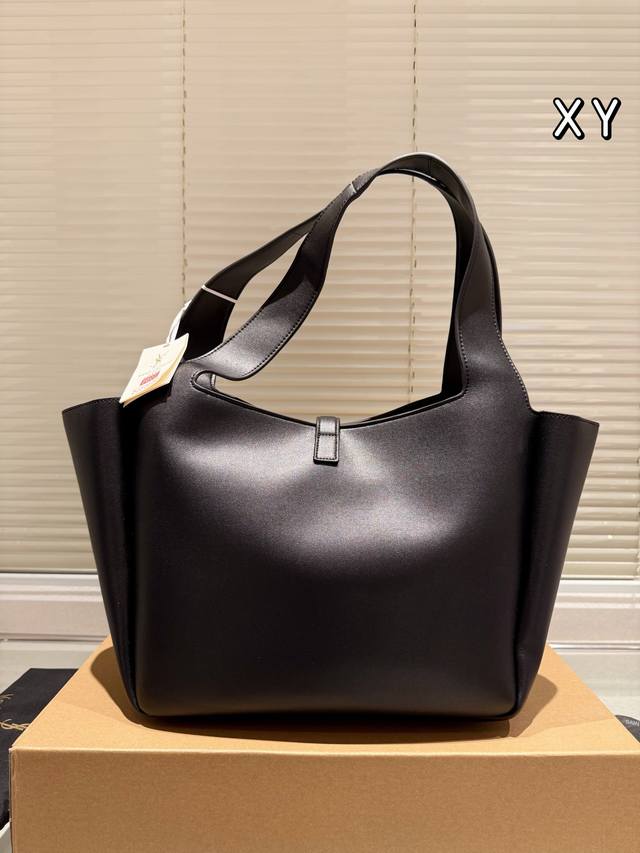 The leather version of Ysl tote bag feels too gentle and easy to match, making it stand out. # Ysi Ysl is the most eye-catching bag of this year. Although the body of the mountain bag is large, it is very light, and the sheepskin material feels light