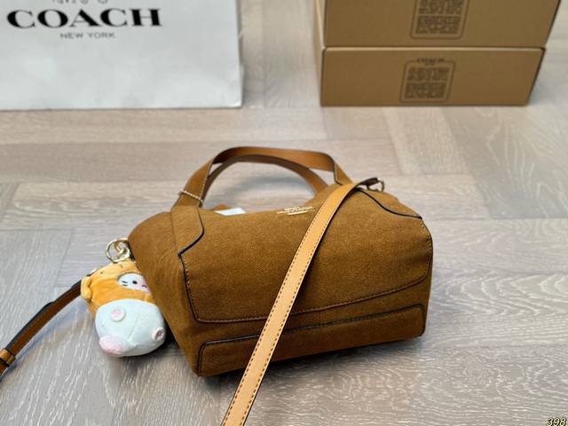 Aircraft box with pendant Coach handbag Perfect for daily commuting cool and cute Extreme beauty Perfect girl is you Size 21 17:
