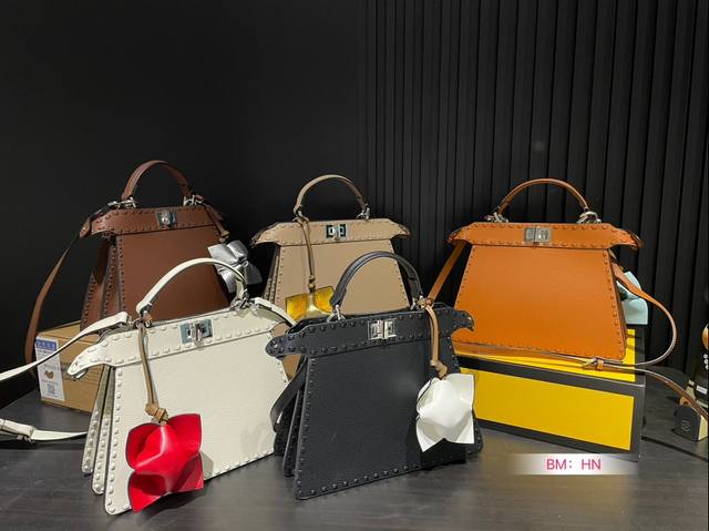 With a folding gift box, Fendi Peekaboo kitty bag is perfect for daily commuting. It's cool and luxurious. cool and cute is popular among collectors. Size: 27 * 21: