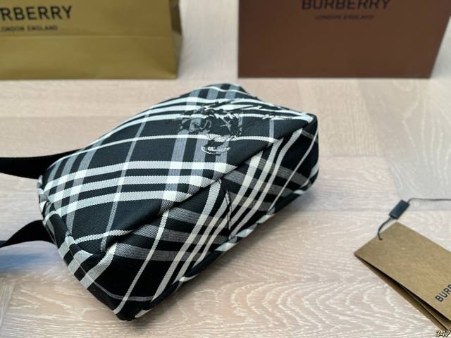 Box matching Burberry camera bag is a style that can be carried by both men and women. If you are tired of carrying it, you can give it to your boyfriend. Size 25 17