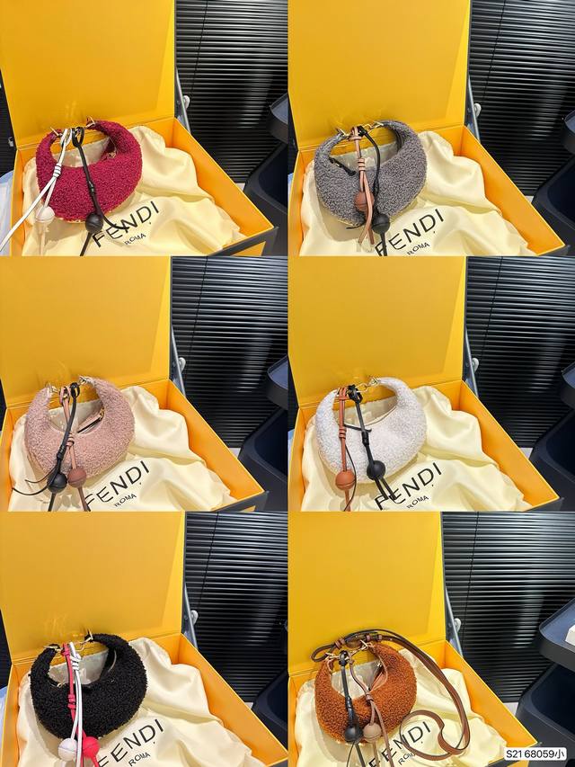 The logo metal design at the bottom of the Fendi Half Moon Bag and Lamb Hair Wrist Bag, which comes with a folding box for a small size, is really amazing. It's high-end, full, and not boring! Size: Small size 20 10 Item number Small 68059: