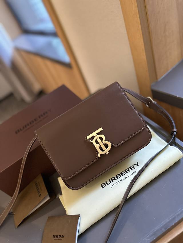 Folding gift box packaging Burberry Tb logo chain shoulder bag is a must-have item in the fashion industry. Get it up! The new postman bag Burberry never worries about sales, temperament, and quality! When purchasing a printed version in Hong Kong, i