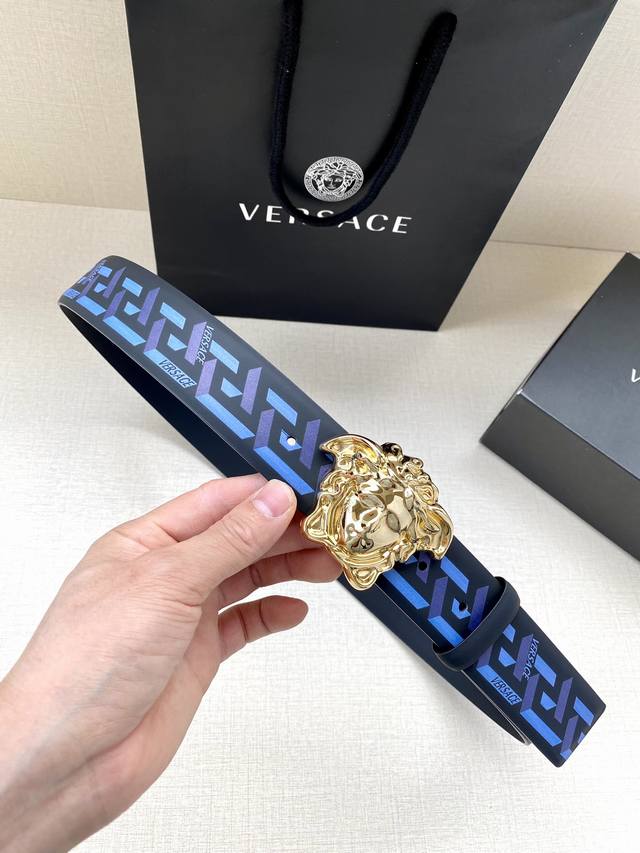 Width 4.0cm Versace This classic Versace belt is made of soft calf leather, adorned with la Greca print, and comes with a 3D Medusa belt buckle