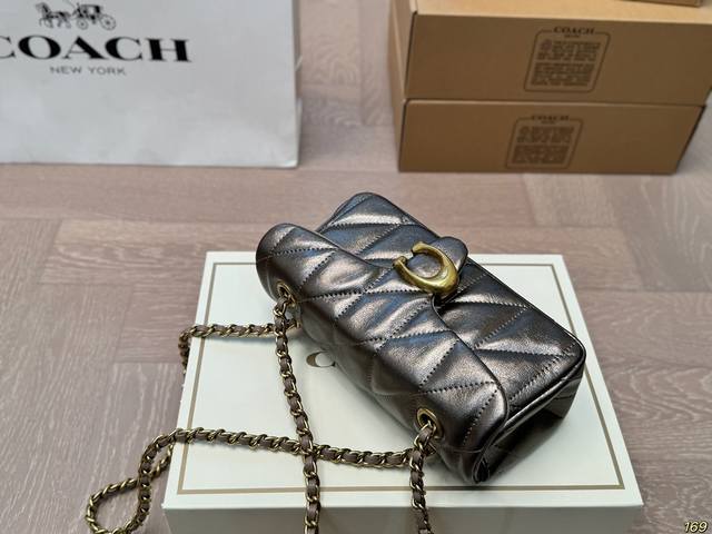 The small folding box of the Coach Tabby wine god bag is not only practical and versatile, but also very distinctive and attractive. I really love this simple style. It is very easy to wear and can be carried on the back. Both practicality and beauty