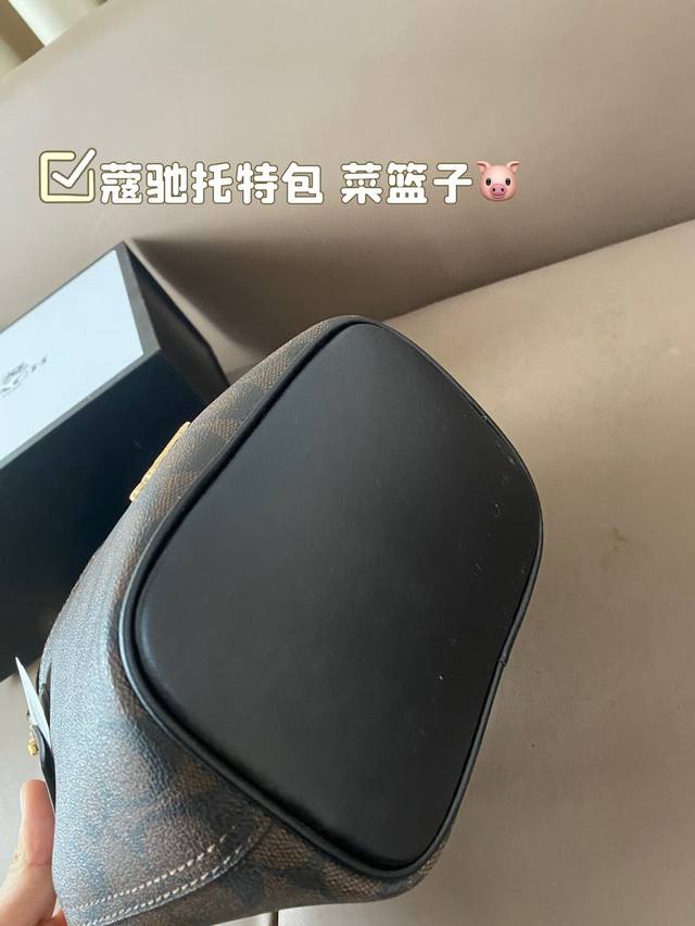 Equipped with a folding box, the unique design of the Coach Tote bag basket is fashionable and classic, super versatile for daily commuting. It can be worn on both sides and has a stylish size of 16 * 19