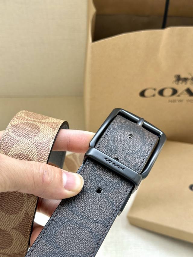 The 3.7cm wide COACH double-sided belt is made of black fabric with a classic logo buckle, and comes in two different appearances. Its fit can be personalized and can be cut with scissors. Trimmable double-sided: