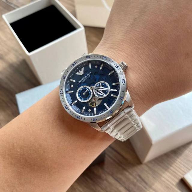 Armani ar60052 silver hollowed out diamond inlaid perspective automatic mechanical watch! Hollow perspective window, with texture pointers and sharp lines that leap into the hand! The blue dial paired with a 316 steel strap bracelet is grand and beau