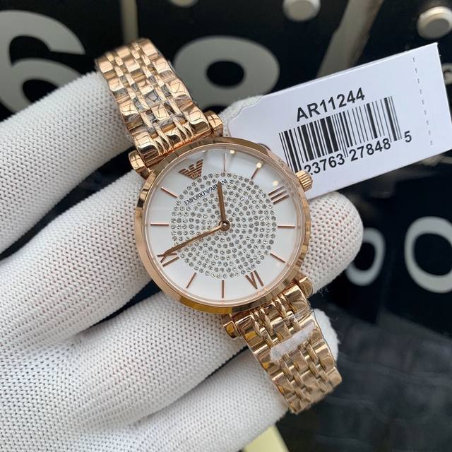 The original Armani Starry Sky women's watch model ar1926 features a gold and Ar1925 silver dial with a diameter of 32mm and a 316 stainless steel strap. Armani Starry Sky's diamonds are made of imported Swarovski crystal diamonds, including regular
