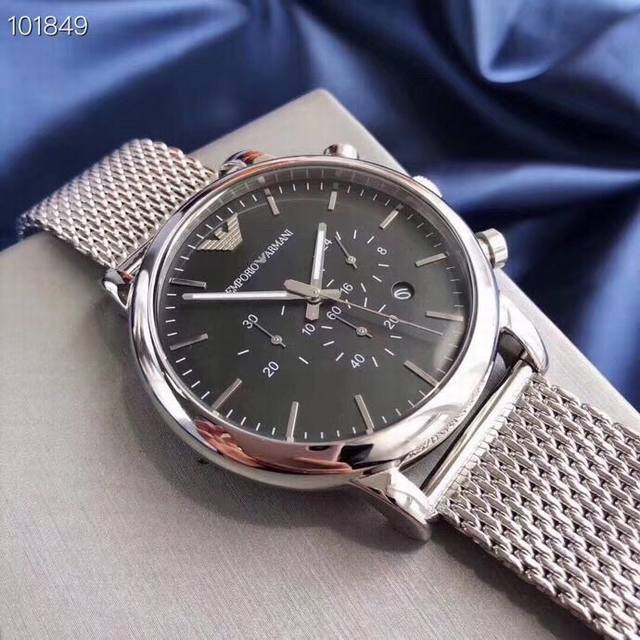 Armani's hottest piece of the year, ranked first on the Xiaohongshu chart, is a men's quartz watch model AR1979 with a calendar steel strap. The woven steel strap is perfect for business men and feels very comfortable to pick up. The three eyed dial