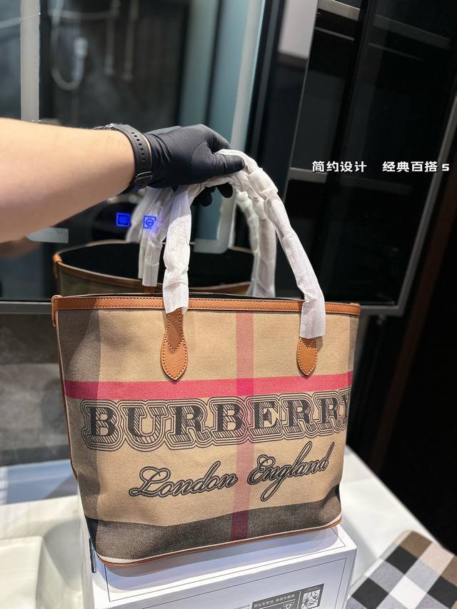 Burberry shopping bag classic temperament big brand shopping bag is really too classic. It looks good on the back no matter how it is carried, and the quality is super good. Imported fabric Pk counter quality, beautiful girl must be kept while in sto