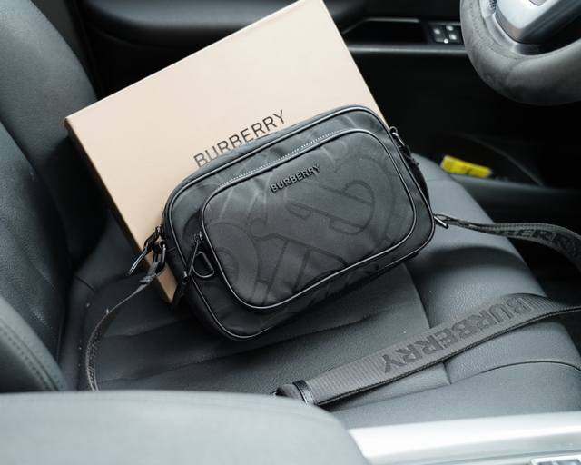 Burberry official website synchronizes the high version of the classic and timeless single shoulder crossbody backpack. The original fabric material has a delicate and deep waterproof and wear-resistant feel, which is not a common product in the mark