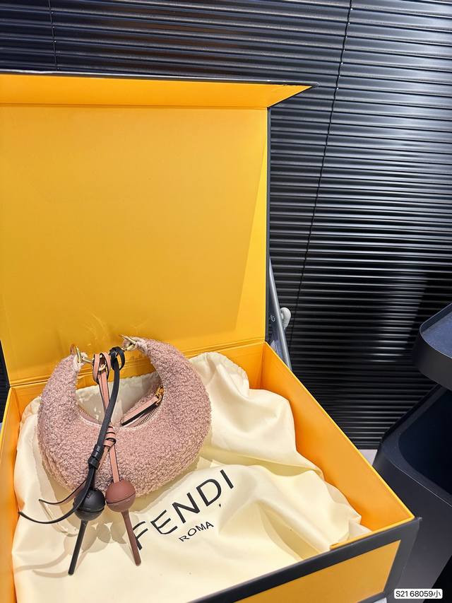 The logo metal design at the bottom of the Fendi Half Moon Bag and Lamb Hair Wrist Bag, which comes with a folding box for a small size, is really amazing. It's high-end, full, and not boring! Size: Small size 20 10 Item number Small 68059: