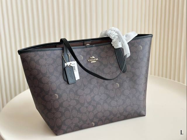 The latest shopping bags from Coach's OEM factory are shipped with top quality, shiny hardware logo, stir fried chicken fire, practical styles, versatile styles, lining logos, fashionable and versatile styles, super age reducing, and favorite items.