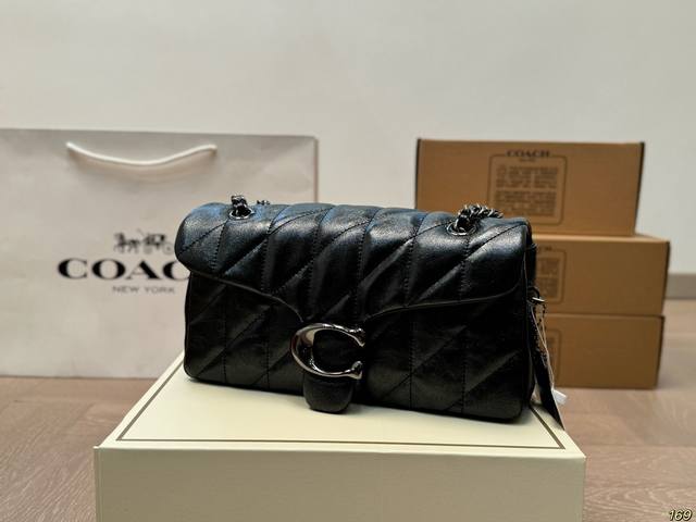 The large folding box of the Coach Tabby wine god bag is not only practical and versatile, but also very distinctive and attractive. I really love this simple and easy to carry bag. It can be easily carried on the back, and both practicality and beau