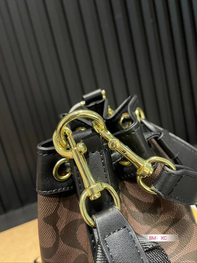 Recommended new box accessories: Coach Coach counter's new dempsey series mini bucket bag! Synchronized updates for counters! Can be carried by hand or shoulder and back~Super great effect on the upper body! Original vintage fabric paired with cowhid