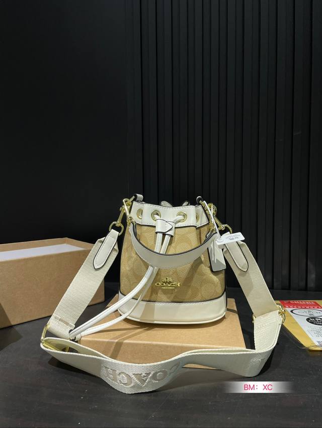 Recommended new box accessories: Coach Coach counter's new dempsey series mini bucket bag! Synchronized updates for counters! Can be carried by hand or shoulder and back~Super great effect on the upper body! Original vintage fabric paired with cowhid