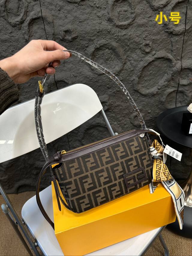 Paired with a folding box, Fendi Fendi retro armpit bag, shoulder bag, men's bag, couple's bag, classic and elegant elements, fashionable and versatile, high-end texture. It is particularly beautiful and practical when held in hand, and the details a