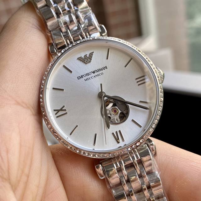 Armani mechanical women's watch has arrived!! Classic and minimalist Italian style, with a transparent heart on the exposed movement, 316 stainless steel strap, original mineral crystal mirror with 30 meter waterproof buckle, fully manual winding mec
