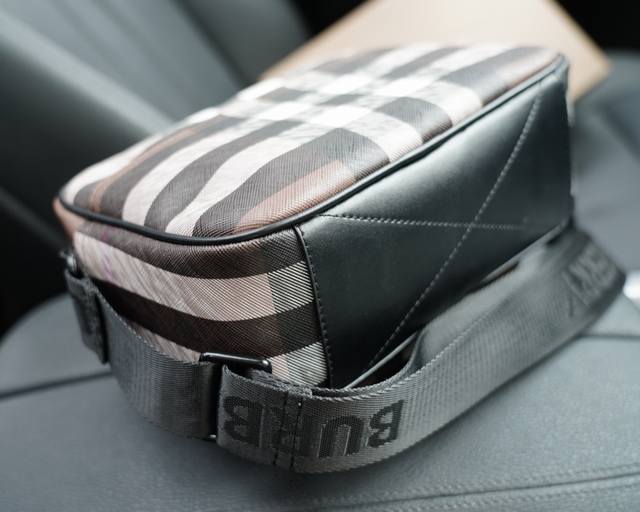 Burberry official website synchronizes high version crossbody single shoulder backpack with eternal and timeless iconic products. Pure original single cowhide top-notch hardware production, non market ordinary version. This year's favorite styles of