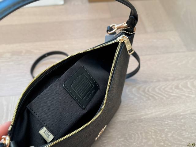 The airplane box, Coach armpit bag, has a high-quality texture, super large capacity, and durability. It can be worn on the street for daily use with a 100% return rate. It is this casual and lazy feeling. Size 20 15: