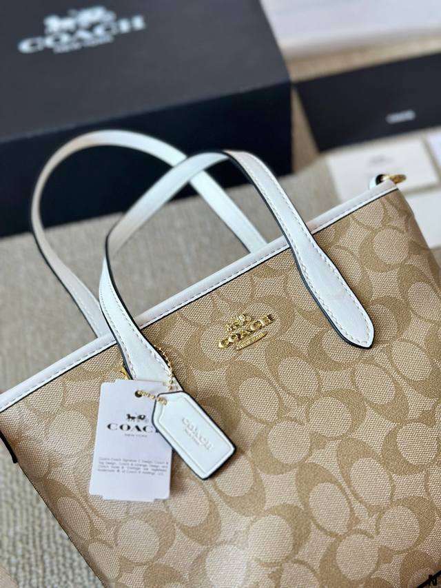 Coach with accessories! Such a cute City tote bag! Coach's new September product is the Little Tote Bag! City Series Mini Number!! Good boy, good boy. Size 20 20cm: