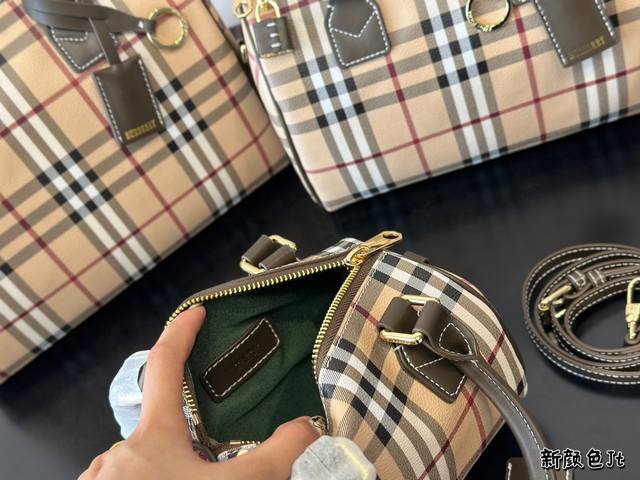 Burberry pillow bag can be carried by hand or slung over, with dimensions of 30cm, 25cm, and 18cm. There are no age restrictions