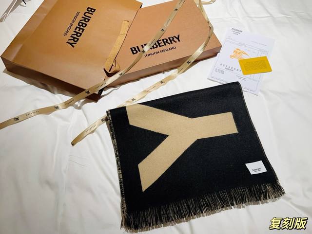 Delivery picture of the same complete set of packaging Burberry scarf counter original printed customized Burberry cashmere scarf counter washed label,% cashmere material, soft touch, hand sewn Burberry logo, integrated lock edge details not