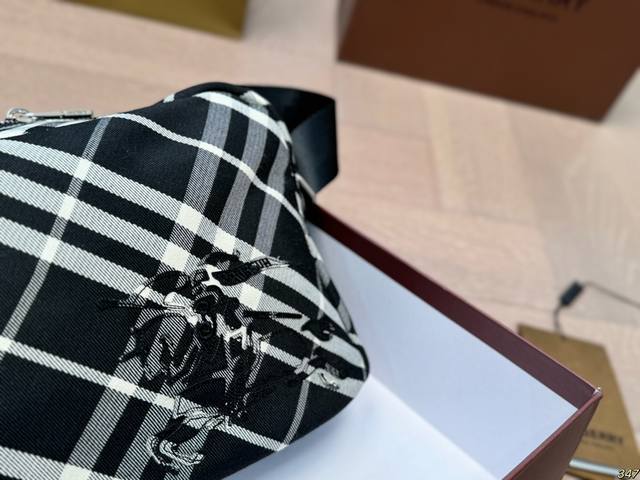 Box matching Burberry camera bag is a style that can be carried by both men and women. If you are tired of carrying it, you can give it to your boyfriend. Size 25 17