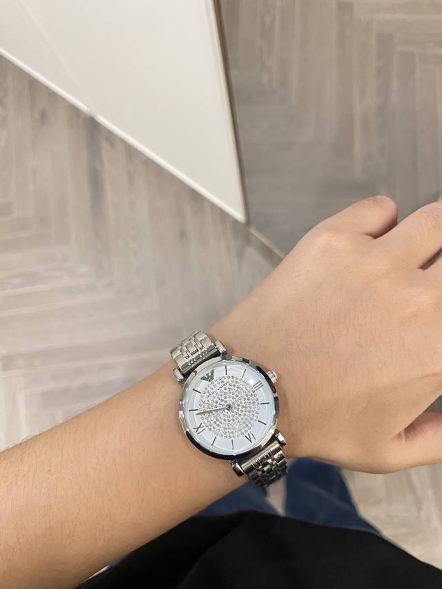 High quality Armani Starry Sky women's watch, I think girls all like this bling bling watch. Men's tickets, husbands should buy one for their girlfriends! Long out of stock. Pictures cannot capture the beauty of real objects, but real objects are rea