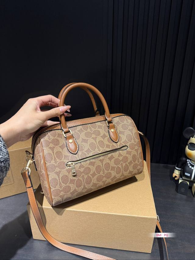 Coach Coach Mini Pillow Bag with Box, New Product Super Cute Mini Boston Small Body, Large Capacity! Size: 25 * 16: