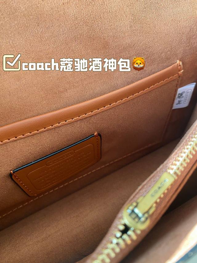 The color matching of Coach Coach's Wine God Bag this time is simply a fairy color scheme! High in appearance and versatile, suitable for both handheld and crossbody use, this is the Coach Wine God! Cute and able to pretend! Handheld crossbody looks