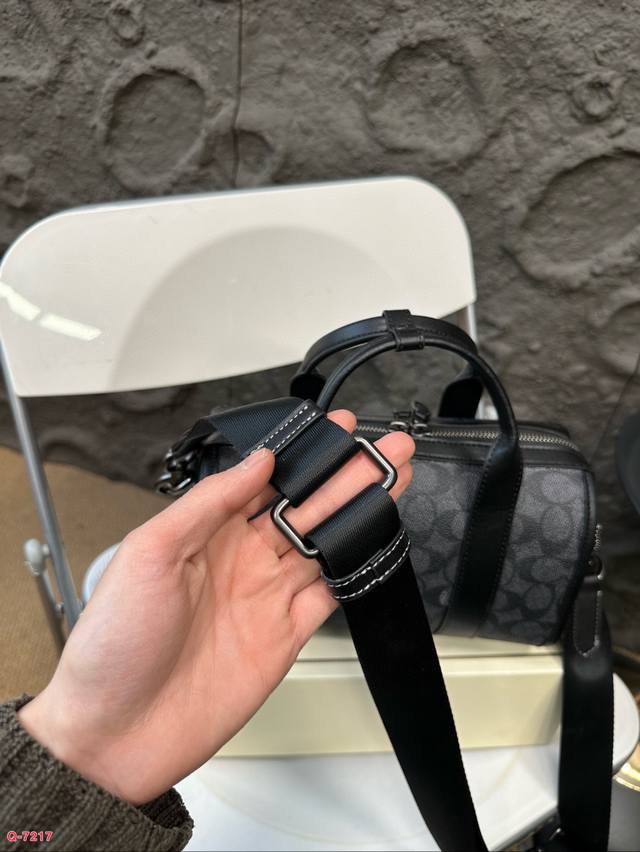 Paired with a folding box, this is a must-have item for the Coach brand. It's a classic Boston style item with a small body and large capacity. It's a must-have item for trendy men. You deserve to have a classic vintage flower that won't break or wea