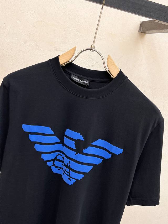 SS Ajia Pure Cotton's latest top-level fabric, the highest version of the Armani logo plush printed pattern on the chest, the classic logo fashionable and simple trendy short sleeved shirt, the highest quality counter original short sleeved shirt, im