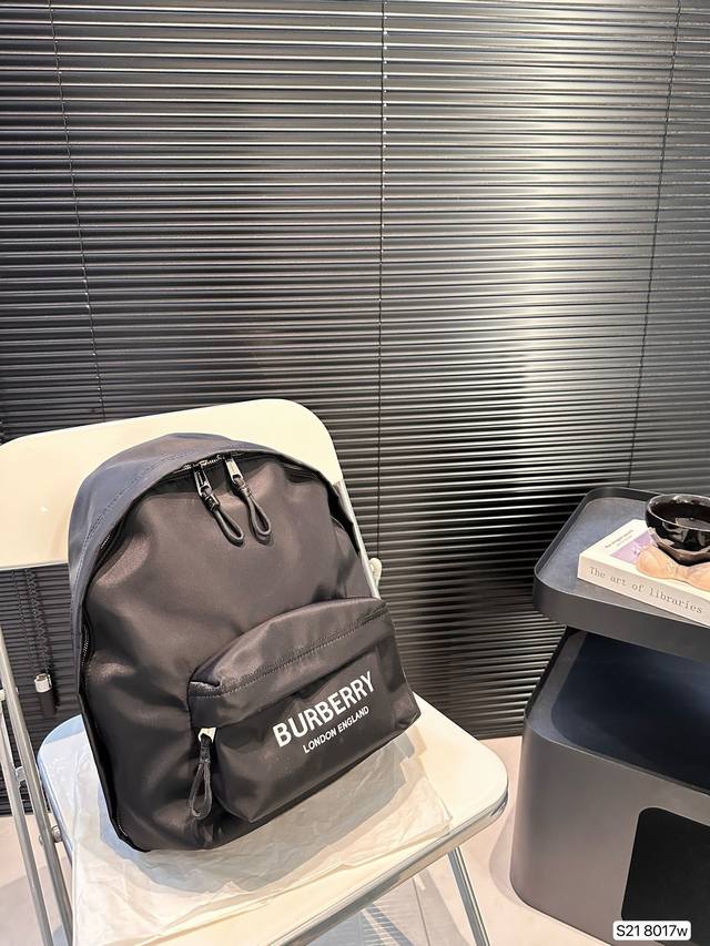 Burberry backpack classic fabric feels super nice, steady and generous! You won't choose the wrong one! Size: 27 38, item number 8017