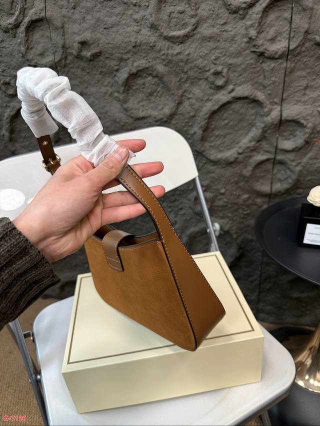 Paired with a folding box, Coach under the armpit amplifies the trick! The new Eliza series is really amazing! The minimalist design is truly eye-catching! The color is simple yet elegant, full of fashion sense, easy to match to create a sense of fas