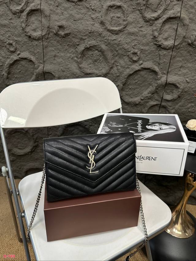 The full package of duty-free stores is the St. Roland ysl Woc envelope package. It's a well deserved entry classic. Super dry resistant leather. This leather is really one of my favorite leather. It's not afraid of scraping the leather texture, but