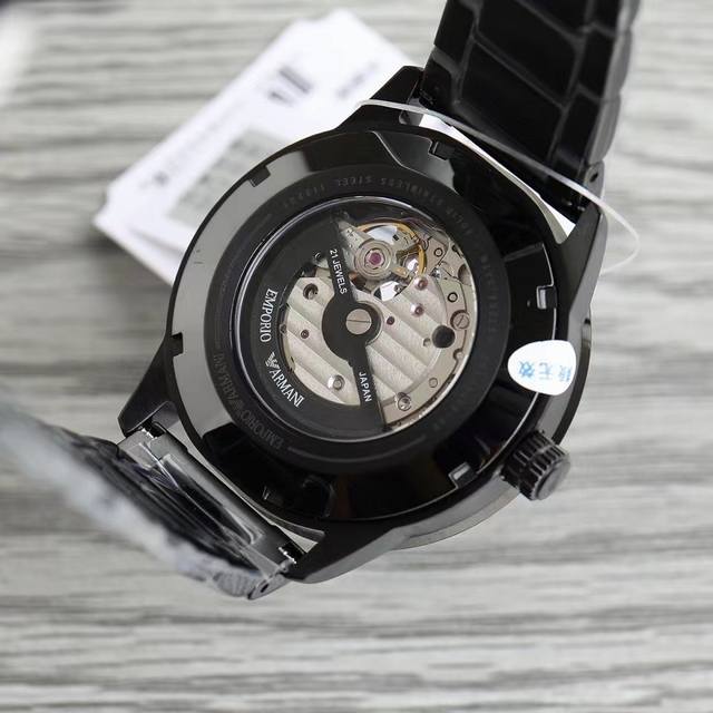 Armani Men's Watch Model: Ar60054 ： Stainless steel watch mirror: Mineral reinforced glass strap: Genuine leather size: 43 * 14mm, not like the oppressive pure black, giving a fresh and refined feeling. The stainless steel scale is sharp and angular,