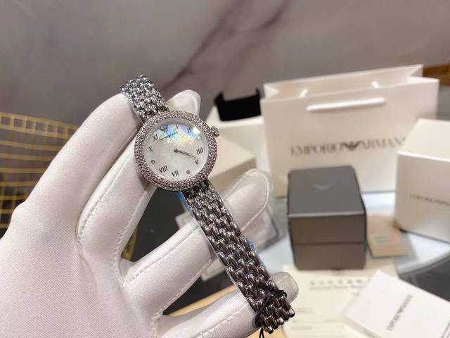 Armani's fashionable new casual women's watch, the same as Tong Liya's, showcases the beauty of the wrist, shining brightly, with colorful and elegant posture, dazzling dial retro Roman scale, rhinestones embellishing the bezel, dynamic and luxurious