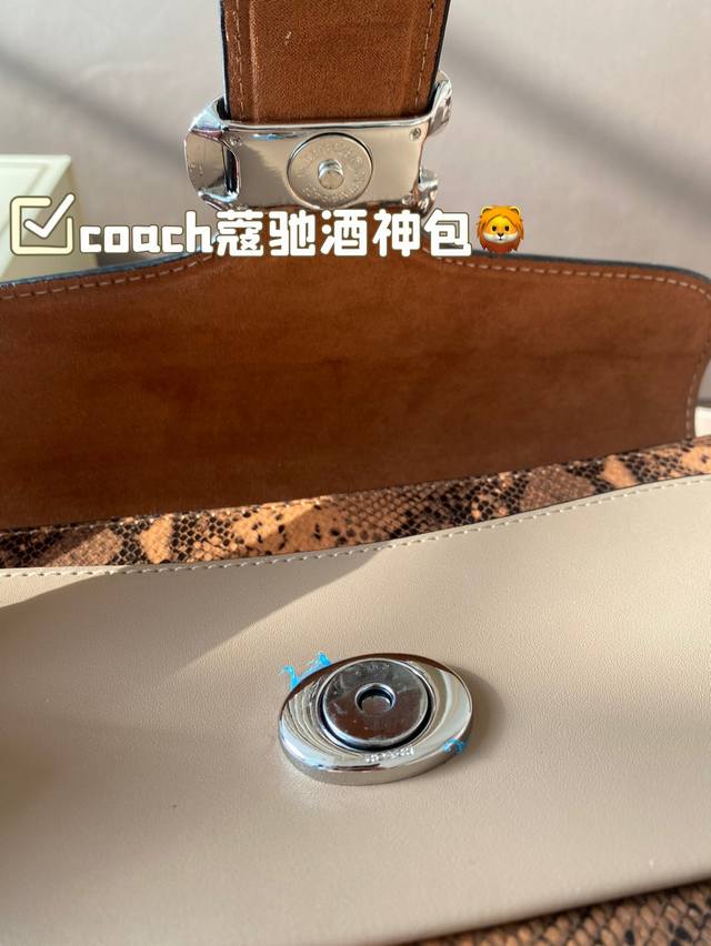 The color matching of Coach Coach's Wine God Bag this time is simply a fairy color scheme! High in appearance and versatile, suitable for both handheld and crossbody use, this is the Coach Wine God! Cute and able to pretend! Handheld crossbody looks