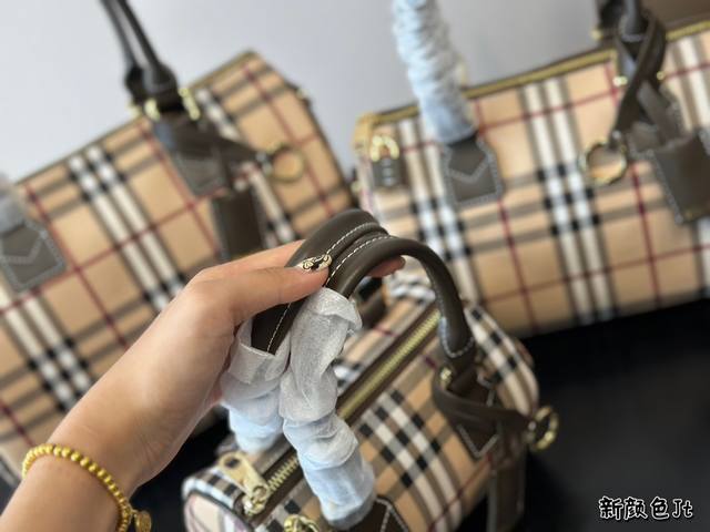 Burberry pillow bag can be carried by hand or slung over, with dimensions of 30cm, 25cm, and 18cm. There are no age restrictions