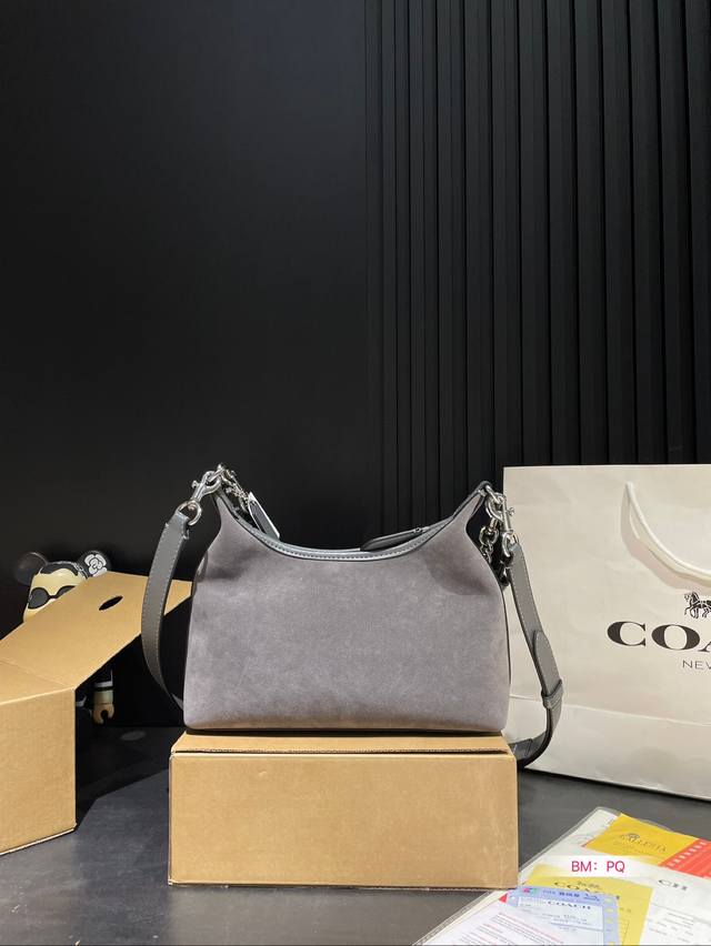 Paired with a box, Coach's new armpit bag with a spicy girl style is also so cool. The new product is so beautiful, and the new bag has a good shape for carrying. It's really cool. Family size: 25 17: