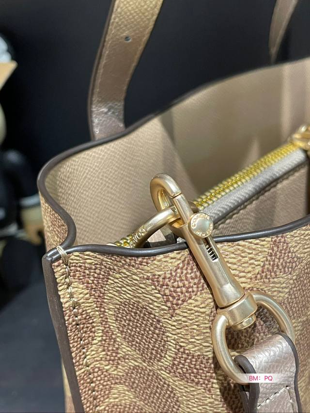 New Coach Mollie25 tote bag for Valentine's Day in January 24, with box matching. The latest shopping bag from Coach Coach OEM factory is shipped with top-quality shiny hardware logo and practical style. Multi purpose lining. lo: